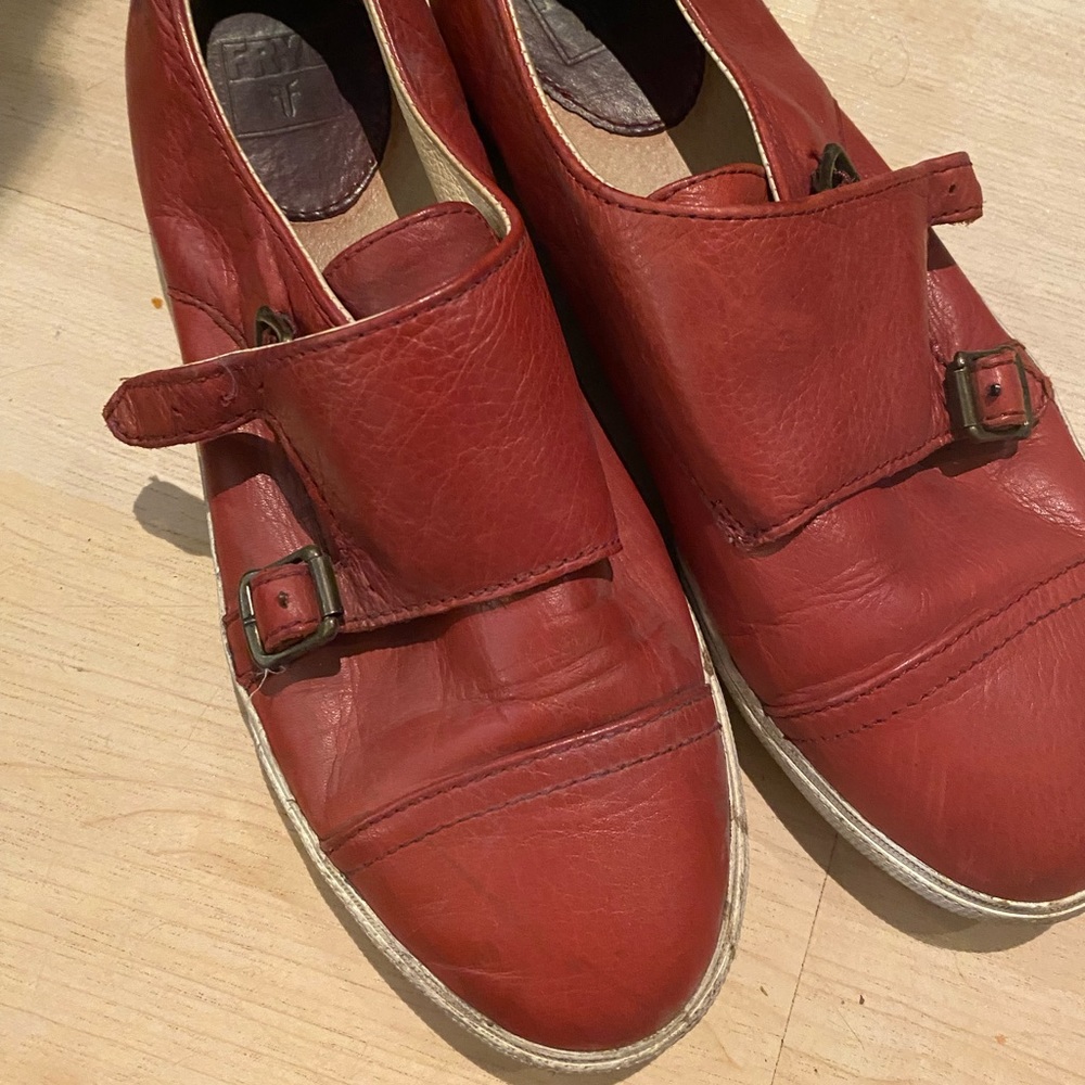 Frye flat shoes in a very good shape (they look used thats the style)